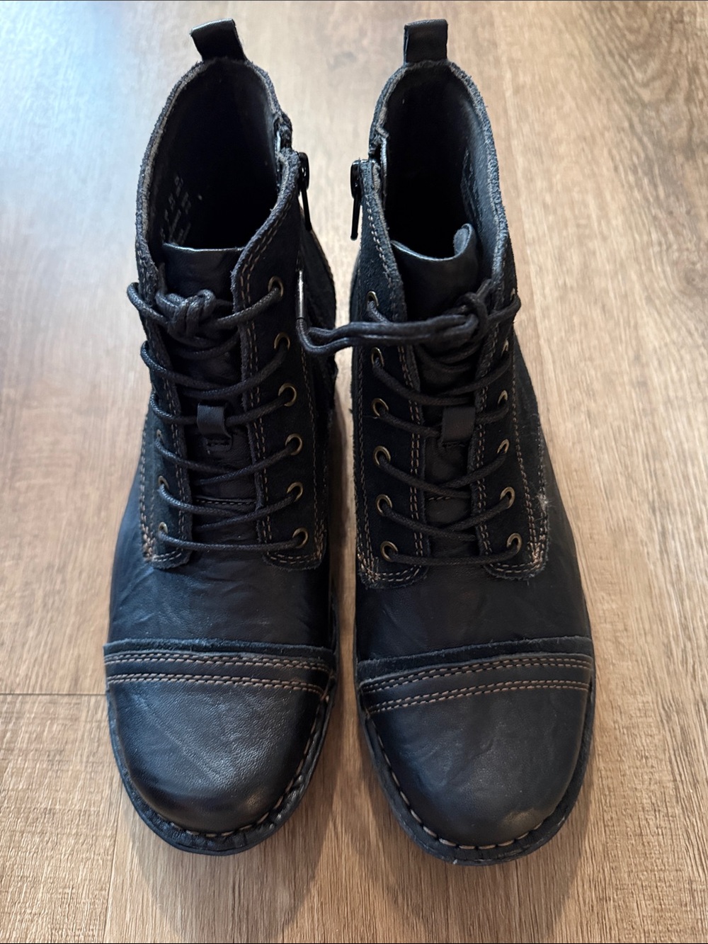Clarks Boots Womens 7 W Whistle Watch Leather Zip Up Crinkle Cap New